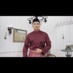 Aaron Aziz Instagram – Assalamualaikum dan selamat pagi…. MashaAllah Boss i suruh i tlg edit. Dia cakap letak lagu style style sikit yg macho! 

Hahhahahaha ambik ni…. Enjoy before i kena marah and dia delete 🤪😂 

Xoxo, By @diyanahalik Manager cum general worker 

#abgtaktahu #abgmestimarahsis #bajumelayuAaronaziz @jakeltextile