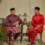 Aaron Aziz Instagram - Assalamualaikum semua.. Plum ke Red? Traditional ke slim fit..... Kalau tunjuk Ma’am abg, agak agak dipilih apa? Dia tengah boring pasal sofa tuuu. Dia mesti pilih warnaaaa pink plum @jakeltextile #abgbelumpilihwarna