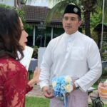 Aaron Aziz Instagram – Cara halus utk halau your ex Kalau crash your wedding. Selamat Berbuka. Selamat Berpuasa. Selamat Terawih dan Selamat Pengantin Baru kpd #Deanilyas & #cahayamalaika #imamkulelakipendosa #lelakipendosa @annie_mosha @sophiekoshka @globalstationsb Semestinya Dean pakai @jakeltextile #bajumelayuaaronazizbyjakel segak sentiasa.