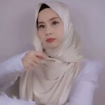 Aaron Aziz Instagram – MashaAllah Tudung Ada warna Baru katanya @diyanahalik @diyanahalikcom 

Swipe next katanya. Beli kat www.diyanahalik.com atau DM @diyanahalikcom 

#makbudak #isteriabg #abgsupport #isterimukasamaaje #abgterasatua #isteriTuanAaron.