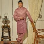 Aaron Aziz Instagram - Kalau baju pink kita tak boleh senyum sangat sebab hati masih tak boleh terima warna ni.... Habislahhhh dia dah nampak colour niii. Kena sabotage lagi tahun ni guys... Baju Melayu berpesak yang sangat selesa dipakai, tidak panas dan merengsakan dengan pelbagai pihan warna menarik, pastinya eksklusif di semua cawangan Jakel seluruh Malaysia atau online di www.jakelonline.com. Check out IG @jakeltextile untuk info lanjut. #jakelbarulahraya2021 #abgtaknakpink #abgstillcannotpink #bajumelayuaaronaziz #abglove #abgsukablack