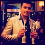 Aaron Aziz Instagram – Once upon a time when the industry was doing great without social media interferences, tunjuk nampak keburukan orang, aib orang, dekni cerai dektu kahwin 2 sigh… life so much simpler then. Syukur Alhamdulillah ALLAH saya rasa 2 kali. Miss those days….Thank you @aaronatorsfc Thank you @beritaharian #AnugerahBintangpalingpopular