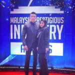 Aaron Aziz Instagram – My date for tonight. My date for life @diyanahalik May ALLAH grant you Jannah Dar for your patience and being my backbone. @mypiawardsofficial Thank you @lordstailor @kennylords for always having me prepared to dress well for prestigious event like this! #myNumber1Tailor