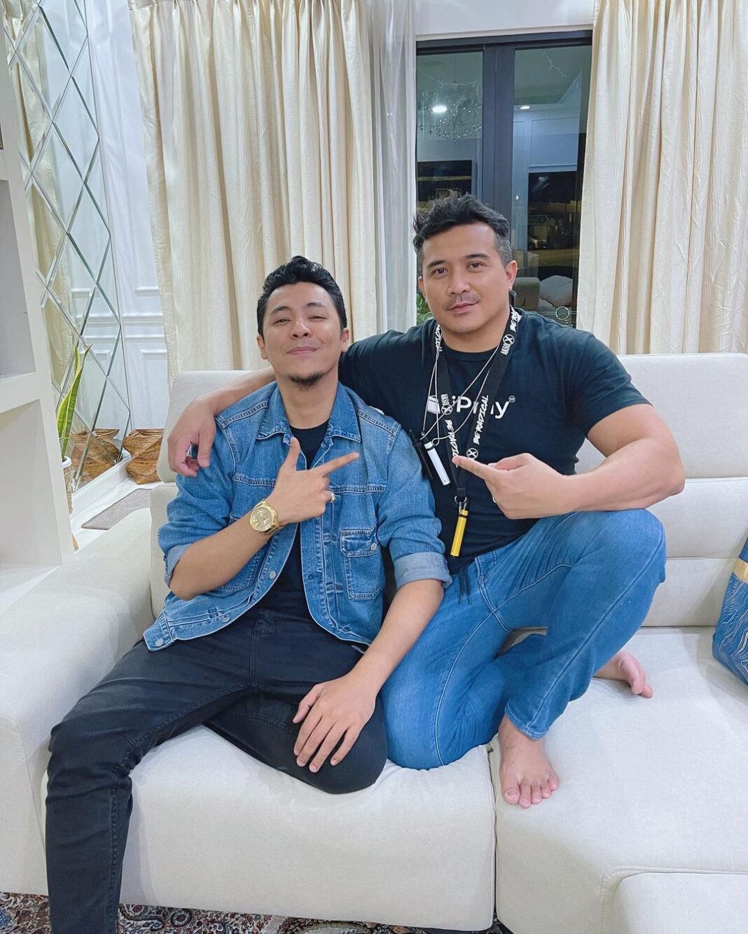 Aaron Aziz Instagram - Bila Director tersohor terjah rumah Sebab tu rambut serabut…. Abg besar buat deal.. KLG3… korang nak Siapa lawan dgn Malek pulak???
@syamsulyusoffilm #abgdanKLG3 @officialaksomalaysia @datoadzwan #abgcutisudahhabis #malekcutisudahhabis #malekisready #aksoX #akuaksoX #BeRadical Aaron Aziz Instagram - Bila Director tersohor terjah rumah Sebab tu rambut serabut…. Abg besar buat deal.. KLG3… korang nak Siapa lawan dgn Malek pulak??? @syamsulyusoffilm #abgdanKLG3 @officialaksomalaysia @datoadzwan #abgcutisudahhabis #malekcutisudahhabis #malekisready #aksoX #akuaksoX #BeRadical