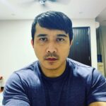 Aaron Aziz Instagram – Lama tak selfie… rambut PKPB. Ada tak siapa siapa pinjam alat gunting rambut… stress berselerak muka Abam kan?  Harap korang semua doing ok out there… #Abgstress #AbgrinduMummy #AbgrinduDanishAnaqi #Abgrindusetshooting #Abgrindudapatcalltime #Abgrindushooting #Abgrindukehidupandahulu