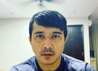 Aaron Aziz Instagram - Lama tak selfie... rambut PKPB. Ada tak siapa siapa pinjam alat gunting rambut... stress berselerak muka Abam kan? Harap korang semua doing ok out there... #Abgstress #AbgrinduMummy #AbgrinduDanishAnaqi #Abgrindusetshooting #Abgrindudapatcalltime #Abgrindushooting #Abgrindukehidupandahulu