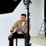 Aaron Aziz Instagram - Abg rasa mangkin tua mangkin handsome kan? Apa pendapat korang??? Belakang tabir photoshoot utk #AksoGT3500 #disposable #BeRadical @officialaksomalaysia @vapeempiremalaysia