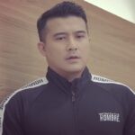 Aaron Aziz Instagram - Siapa boleh teka suara pelakon wanita yg dialogue dgn Abg dalam babak ini Abg akan bagi hadiah…. Comment pertama yg teka betul dialah menang. #AbgisFayyad #Abgbukanherodlmdramani #Abgbuatjob dgn @suhanmovies @hombretwentyone