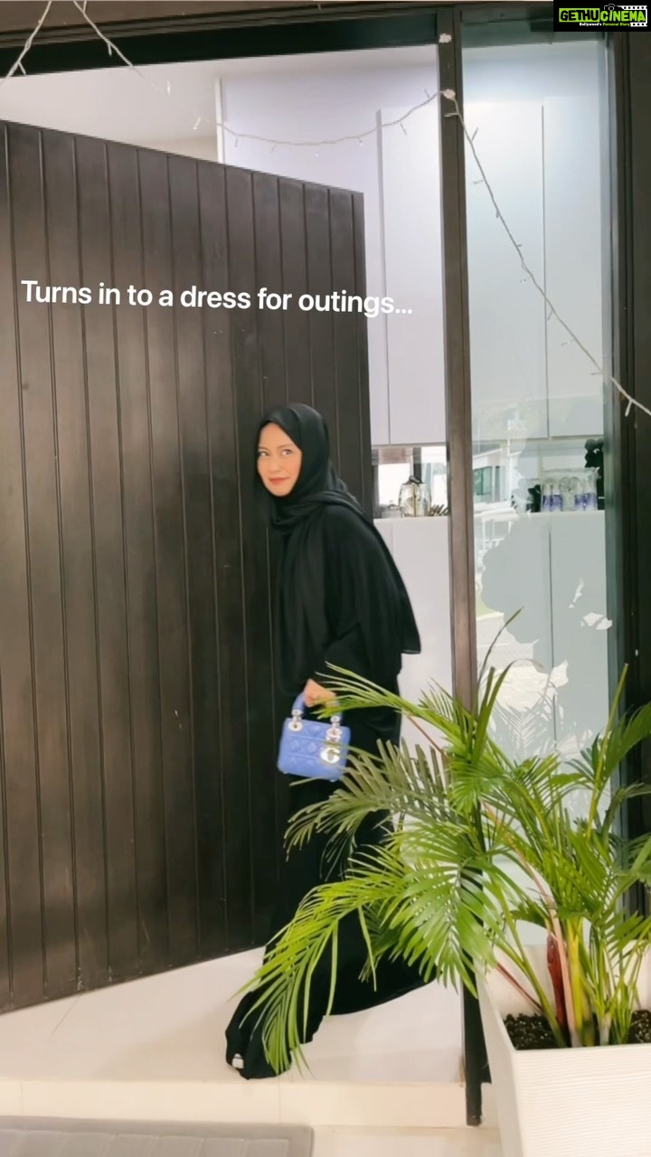 Aaron Aziz Instagram - Alhamdulilah! A dress for solat and a dress that you can go out with without it looking like a Telekung! InshaAllah best sangat utk pakai for Umrah, Ramadhan and also ke mana mana. Tak perlu bawak Telekung and solat straight. Kalau ke umrah, Pagi bangun subuh pakai terus ke masjid, boleh tawaf dan boleh bawak ziarah. Boleh jugak utk Ramadhan ni, ke Terawih lepas tu ke bazaar 😝 Tak perlu bawak Telekung ❤️ InshaAllah.. Telekung dress 2 sizes fits S sampai 3XL, wudhu friendly, shawl attached and pocket to put ur phone and keycard or money! InshaAllah Dm @diyanahalikcom NOW! limited pieces tau ❤️ https://www.diyanahalik.com/collections/telekung-dress PS: we made it long to cater to different heights. Kalau height saya macam height ala ala cute rendah. Nanti semua org pakai singkat. So Mesti la alter. Kita ni 25cm shorter than Aaron k 😩😂)