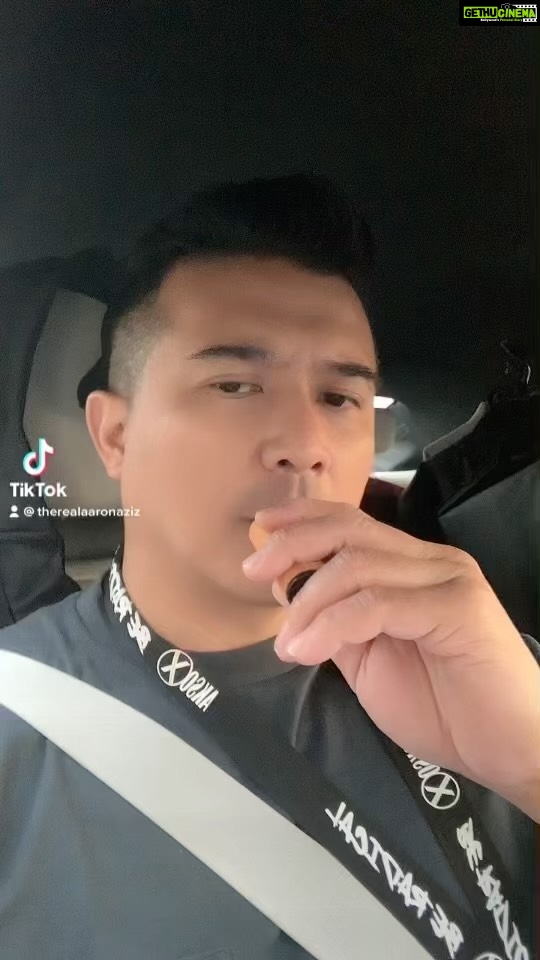 Aaron Aziz Instagram - Siapa nak Bamba dgn Abg? Tak lengkap Bamba nya Kalau takde #AksoX #aksogt3500puffdisposablevape @officialaksomalaysia @vapeempiremalaysia #BeRadical #Beyourself