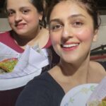 Aarti Chhabria Instagram - Enjoying my favourite #BHEL and #sevpuri with my favourite Ekta Ben! ❤️🥂🥰🎉 Abhi aaya #mumbai ka maza! 🥰🥰🥰 #nomakeup #aunaturale #gujjuthings #bff #bffs❤️ #sisterlove #mariben #bhelpuri #chaat #chaatlover #gujjuconnection #mumbaichaat #aartichabria #messyhair #measyhairidontcare #smiling #friendshipgoals #friendsforever