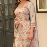 Aarti Chhabria Instagram - “Experience tells you what to do, confidence allows you to do it.” ~ a wise man . . . #quotes #reels #salwarsuits #salwarkameez #punjabisuits #aartichabria #model #modellingshoot #bts #tvc #actorslife #poser #posing #posingideas #posingforthecamera