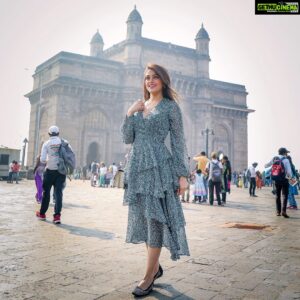 Aarti Chhabria Instagram - Loving my #mumbai ❤️ 
📸 @dhruvgohil_ 
.
.
.
#gatewayofindia #mumbai #aartichabria #poser #ootd #mumbaicrowds #actors #smiling #dress #flowydress