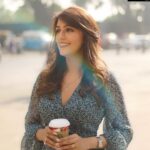 Aarti Chhabria Instagram - Loving the #Mumbai Vibes! ❤️✨🌈 Feeling radiant and exhilarated 🤩💖🎶 📸: @dhruvgohil_ . . . . . #thursdayvibes #thursday #thursdaythoughts #southmumbai #highlife #highconsciousness #aartichabria #gatewayofindia #candid #mycoffee Gateway of India