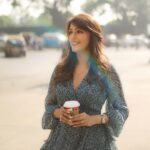 Aarti Chhabria Instagram – Loving the #Mumbai Vibes! ❤️✨🌈 Feeling radiant and exhilarated 🤩💖🎶
📸: @dhruvgohil_ 
.
.
.
.

.
 #thursdayvibes #thursday #thursdaythoughts #southmumbai #highlife #highconsciousness #aartichabria #gatewayofindia #candid #mycoffee Gateway of India