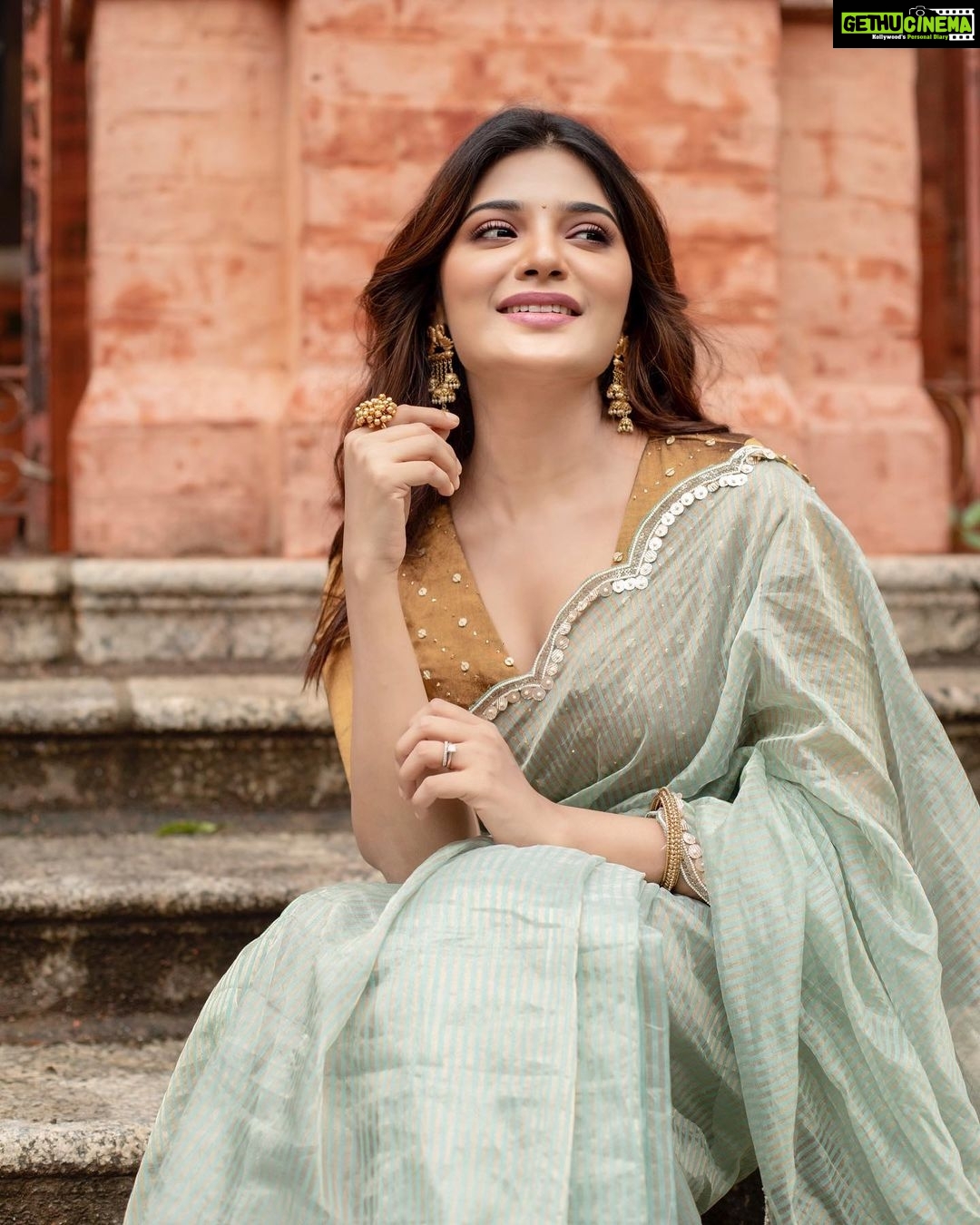 Aathmika Instagram - Happy Diwali πͺ Wishing you loads of happiness and positivity to you and your loved ones. Love you loads πβ¨ Styling - @anushaa13 Outfit - @weaveinindia Accessories - @rimliboitique MUAH - @kalwon_beauty Clicked - @kiransaphotography Coordinated - @cinderellarobert