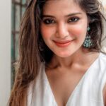 Aathmika Instagram - Amidst all these messy hair, smudged Kajal and sweat I’m able to see the magic of being true authentic self. Showing you some mess, so if you feel messy at any level just remember you are incredibly beautiful as you are. We are all flawed and yet we are so perfect as we are. So sending you all the love if you feel less loved today and loving you even more if you love all your imperfections 🥰 🫂 #aathmihearts #grouphugs 📸 @nishita_rj ❤️