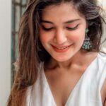 Aathmika Instagram - Amidst all these messy hair, smudged Kajal and sweat I’m able to see the magic of being true authentic self. Showing you some mess, so if you feel messy at any level just remember you are incredibly beautiful as you are. We are all flawed and yet we are so perfect as we are. So sending you all the love if you feel less loved today and loving you even more if you love all your imperfections 🥰 🫂 #aathmihearts #grouphugs 📸 @nishita_rj ❤️