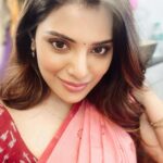 Aathmika Instagram - சமத்து ponnu in selfie shoot between shots 😁 Sending some good vibes to you all ❤️🥰 #caravandiaries🎥