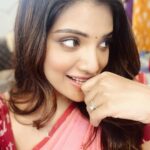 Aathmika Instagram - சமத்து ponnu in selfie shoot between shots 😁 Sending some good vibes to you all ❤️🥰 #caravandiaries🎥