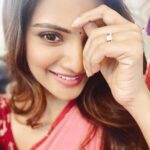 Aathmika Instagram - சமத்து ponnu in selfie shoot between shots 😁 Sending some good vibes to you all ❤️🥰 #caravandiaries🎥
