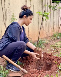 Aathmika Instagram - நடிகர் திரு.விவேக் அவர்களின் நினைவாக இன்று எனது வீட்டில் சில மரக்கன்றுகளை நட்டுள்ளேன்.என்னால் இயன்ற இடங்களில் எல்லாம் இந்த பணியைச் செய்ய முடிவு செய்துள்ளேன். சுற்றுச்சூழல் பாதுகாப்பு, நீரின் தேவை இதையெல்லாம் முன்கூட்டியே உணர்ந்து அன்றே மக்களுக்கு நன்மை சேர்க்கும் பணியைத் துவங்கியுள்ளார். அவர் விட்டுச்சென்ற ஒரு கோடி மரங்கள் நடுவது என்ற அவரின் மகத்தானக் கனவை நாம் அனைவரும் சேர்ந்து நிறைவேற்றுவோம். இந்நிகழ்வில் உடனிருந்து உதவி செய்த திரு. குழந்தை இயேசு அண்ணன் அவர்களுக்கு நன்றி. #1croretreeschallenge #Greenkalam #greenindiachallenge #tributetoviveksir