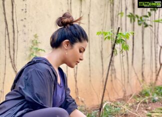 Aathmika Instagram - நடிகர் திரு.விவேக் அவர்களின் நினைவாக இன்று எனது வீட்டில் சில மரக்கன்றுகளை நட்டுள்ளேன்.என்னால் இயன்ற இடங்களில் எல்லாம் இந்த பணியைச் செய்ய முடிவு செய்துள்ளேன். சுற்றுச்சூழல் பாதுகாப்பு, நீரின் தேவை இதையெல்லாம் முன்கூட்டியே உணர்ந்து அன்றே மக்களுக்கு நன்மை சேர்க்கும் பணியைத் துவங்கியுள்ளார். அவர் விட்டுச்சென்ற ஒரு கோடி மரங்கள் நடுவது என்ற அவரின் மகத்தானக் கனவை நாம் அனைவரும் சேர்ந்து நிறைவேற்றுவோம். இந்நிகழ்வில் உடனிருந்து உதவி செய்த திரு. குழந்தை இயேசு அண்ணன் அவர்களுக்கு நன்றி. #1croretreeschallenge #Greenkalam #greenindiachallenge #tributetoviveksir