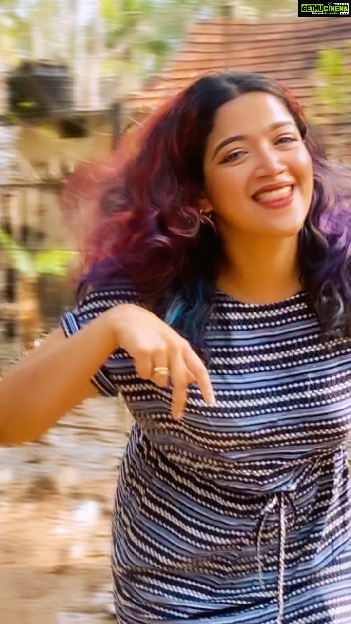 Abhirami Suresh Instagram - Mandatory Onakkamunthiri vibes ;) : : : : : #Onakkamunthiri #VibingGood #Hrudayam #viral #explore #explorepage #reelitfeelit #abhiramisuresh #liveloveliberate