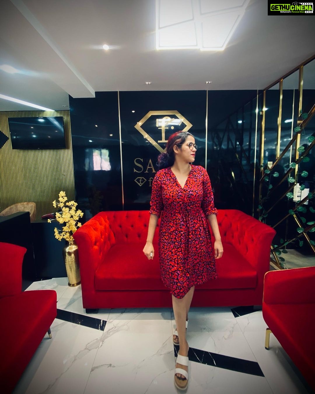 Abhirami Suresh Instagram - Favourite salon in town :) @ftvsalon.jawaharnagar.kochi ♥️✨