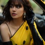 Adah Sharma Instagram - Guess who!WRONG answers only🐒 SWIPE for a surprise 🤣😁🤡 . . . Kaali Peeli 💛🖤💛🖤 📸@biryanimasala Styled by @juhi.ali Hair @snehal_uk Saree @suta_bombay @rubansaccessories Heels @charleskeithofficial @jagats38 #filmfare #filmfareawards #100YearsOfAdahSharma #adahsharma