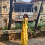 Adah Sharma Instagram - Guess who!WRONG answers only🐒 SWIPE for a surprise 🤣😁🤡 . . . Kaali Peeli 💛🖤💛🖤 📸@biryanimasala Styled by @juhi.ali Hair @snehal_uk Saree @suta_bombay @rubansaccessories Heels @charleskeithofficial @jagats38 #filmfare #filmfareawards #100YearsOfAdahSharma #adahsharma