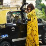 Adah Sharma Instagram - POLL :Yesss or YASSS Saree and Gloves Kaali Peeli looking for trouble 💛🖤🙃 for the @filmfare awards Uploaded raw images without any edit because they looked nice to me 🤪 📸@biryanimasala Styled by @juhi.ali Hair @snehal_uk Saree @suta_bombay @rubansaccessories Heels @charleskeithofficial @jagats38 for getting us the kaali peeli 😉 , , , , #100YearsOfAdahSharma #filmfareottawards2021 #filmfareawards