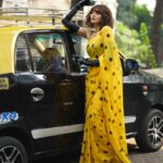 Adah Sharma Instagram - POLL :Yesss or YASSS Saree and Gloves Kaali Peeli looking for trouble 💛🖤🙃 for the @filmfare awards Uploaded raw images without any edit because they looked nice to me 🤪 📸@biryanimasala Styled by @juhi.ali Hair @snehal_uk Saree @suta_bombay @rubansaccessories Heels @charleskeithofficial @jagats38 for getting us the kaali peeli 😉 , , , , #100YearsOfAdahSharma #filmfareottawards2021 #filmfareawards