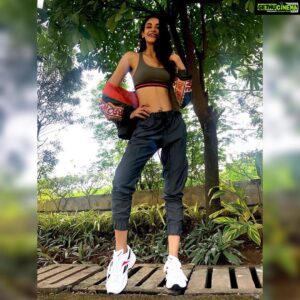 Aditi Arya Instagram - Got my hands on these bold and iconic classics from Reebok! What a good start to the week.

Cop yours now! 
#Aztrek96 #Reebok
@reebokindia @reebokclassicindia