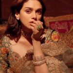 Aditi Rao Hydari Instagram - Looking at the new year like 👀 @hellomagindia @tarun.vishwa @deepa.verma.makeup @rimpleandharpreet @psr_films