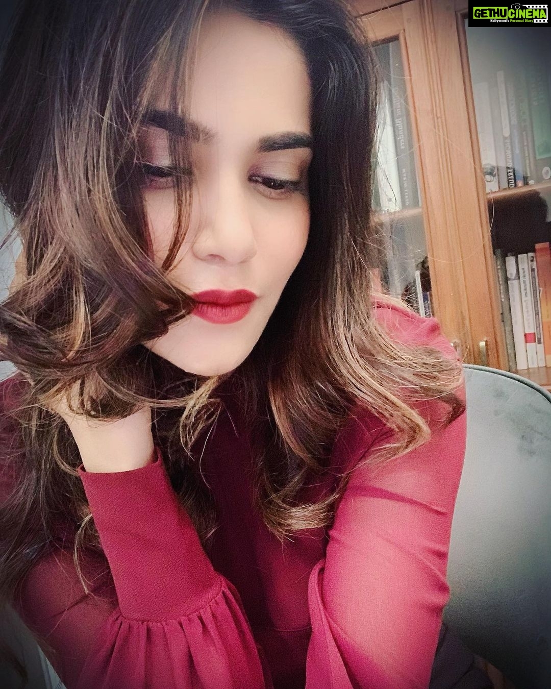 Aditi Sudhir Pohankar Instagram - “YOU are the big drop of dew under the lotus leaf, I am the smaller one on its upper side” said the dewdrop you the lake. - Rabindranath Tagore ( Stray Bird ) . . #rabindranathtagore #she #sheonnetflix #aaditipohankar #netflix #netflixandchill #love #smile #instadaily #instagood