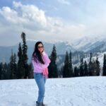 Ahana Kumar Instagram - Can’t be eating Cotton Candy Ice-Cream in this Weather. So chose to dress up like it , instead 😋🥶 #MyFirstSnow 🤩 @tentgraam ❄️ Gulmarg, Kashmir