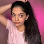 Ahana Kumar Instagram – When you’re tying a pony-tail and half-way through realise that your rubber band is missing 🥴🤦🏻‍♀️

Lighting and Photography : Meeeeeee (can’t stop obsessing over that pink back-light bye) Home