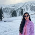 Ahana Kumar Instagram - Can’t be eating Cotton Candy Ice-Cream in this Weather. So chose to dress up like it , instead 😋🥶 #MyFirstSnow 🤩 @tentgraam ❄️ Gulmarg, Kashmir