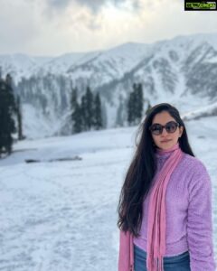 Ahana Kumar Instagram - Can’t be eating Cotton Candy Ice-Cream in this Weather. So chose to dress up like it , instead 😋🥶 #MyFirstSnow 🤩 @tentgraam ❄️ Gulmarg, Kashmir