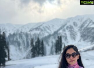 Ahana Kumar Instagram - Can’t be eating Cotton Candy Ice-Cream in this Weather. So chose to dress up like it , instead 😋🥶 #MyFirstSnow 🤩 @tentgraam ❄️ Gulmarg, Kashmir