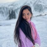 Ahana Kumar Instagram - Can’t be eating Cotton Candy Ice-Cream in this Weather. So chose to dress up like it , instead 😋🥶 #MyFirstSnow 🤩 @tentgraam ❄️ Gulmarg, Kashmir