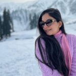 Ahana Kumar Instagram - Can’t be eating Cotton Candy Ice-Cream in this Weather. So chose to dress up like it , instead 😋🥶 #MyFirstSnow 🤩 @tentgraam ❄️ Gulmarg, Kashmir