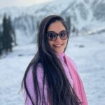 Ahana Kumar Instagram - Can’t be eating Cotton Candy Ice-Cream in this Weather. So chose to dress up like it , instead 😋🥶 #MyFirstSnow 🤩 @tentgraam ❄️ Gulmarg, Kashmir