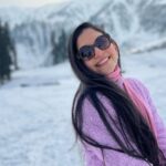 Ahana Kumar Instagram - Can’t be eating Cotton Candy Ice-Cream in this Weather. So chose to dress up like it , instead 😋🥶 #MyFirstSnow 🤩 @tentgraam ❄️ Gulmarg, Kashmir
