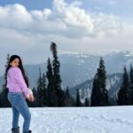 Ahana Kumar Instagram - Can’t be eating Cotton Candy Ice-Cream in this Weather. So chose to dress up like it , instead 😋🥶 #MyFirstSnow 🤩 @tentgraam ❄️ Gulmarg, Kashmir