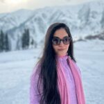 Ahana Kumar Instagram - Can’t be eating Cotton Candy Ice-Cream in this Weather. So chose to dress up like it , instead 😋🥶 #MyFirstSnow 🤩 @tentgraam ❄️ Gulmarg, Kashmir
