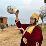Ahana Kumar Instagram - Korach Kahwa Tea edukkatte? 😝😋🧝🏻‍♀️ #KashmiriLadki 😉 Char Chinar (Dal-Lake)