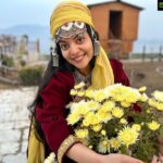 Ahana Kumar Instagram - Korach Kahwa Tea edukkatte? 😝😋🧝🏻‍♀️ #KashmiriLadki 😉 Char Chinar (Dal-Lake)