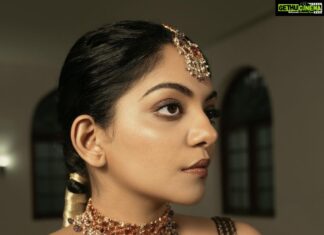 Ahana Kumar Instagram - Do you like Spaghetti Bolognese? 🍝 Stylist : @asaniya_nazrin Photographer : @vaffara_ MUAH : @unnips Outfit : @poornimaindrajith Jewellery : @ttdevassy Coordination : @asaniya_nazrin Photography team : @rjrej @vishnu_sivaji_ @aneesh_cr Post Production : @iamvysak ✨